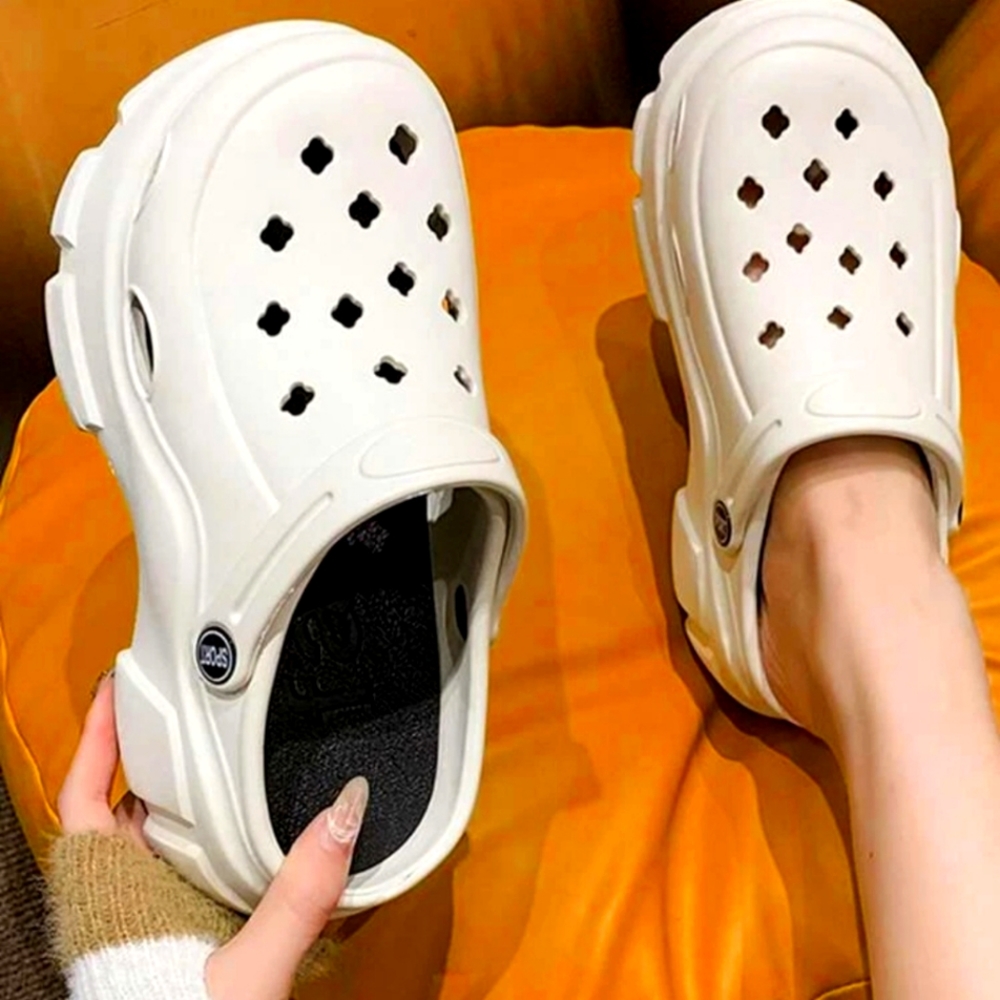 Fashion White Vented Clogs Platform.⁸